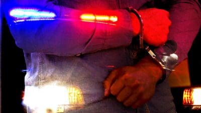 İzmir Karabağlar'da bir kadını bıçakla tehdit edip darbeden 3 şüpheli,