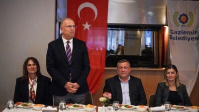 Gaziemir Belediyesi’nin Muhtarlar Günü kapsamında düzenlediği programda, ilçede görev yapan