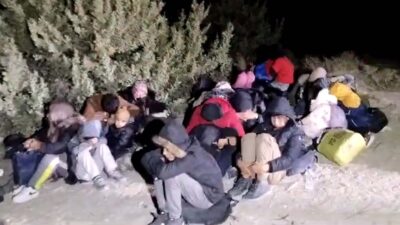 İzmir'in Çeşme ilçesinde sahil güvenlik ekipleri, 23'ü çocuk 40 kaçak