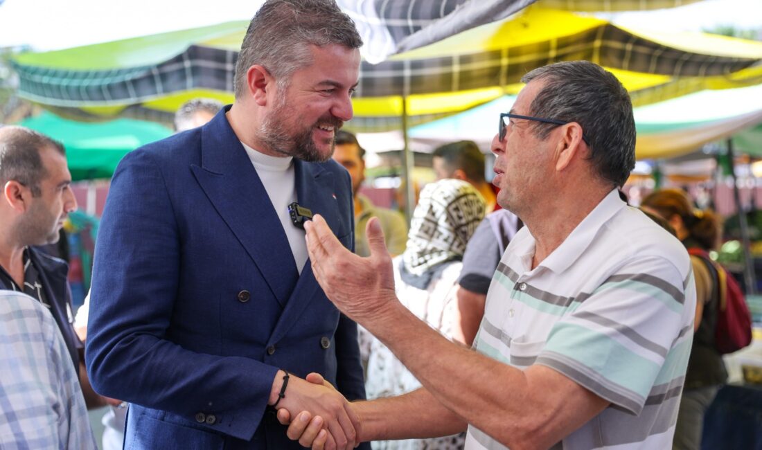 Buca Belediye Başkanı Görkem Duman, Şirinyer Pazar Yeri’nde esnafla bir