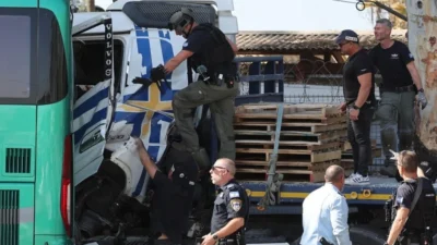İsrail’in orta kesimindeki Glilot'ta bir kamyonun otobüs durağına dalması sonucu