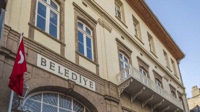 İZENERJİ işçileri, ikramiyelerin zamanında ödenmediğini ileri sürerek İzmir Büyükşehir Belediyesi