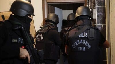 İzmir'in Dikili ilçesinde, Sahil Güvenlik ekipleri tarafından bir balıkçı barınağı