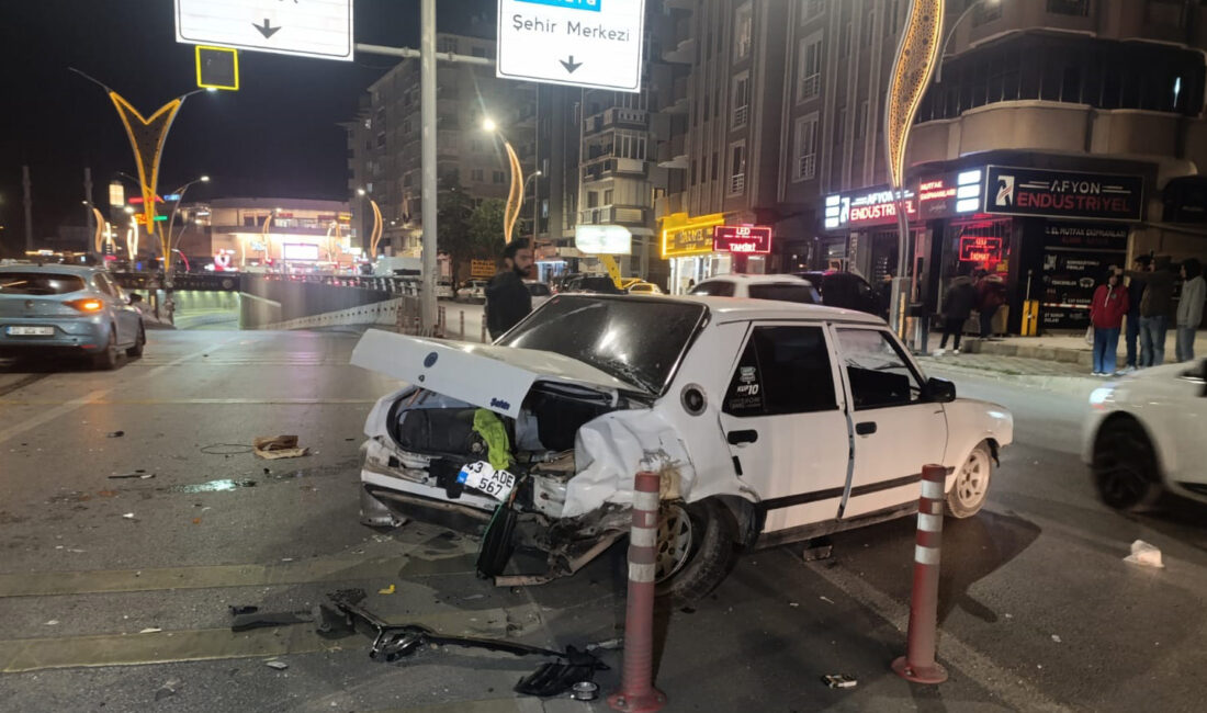 Afyonkarahisar'da bir otomobilin kontrolünü kaybederek 4 araca çarpması sonucu meydana