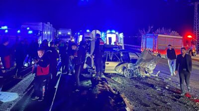 Manisa’nın Kula ilçesinde iki otomobilin kavşakta çarpışması sonucu meydana gelen