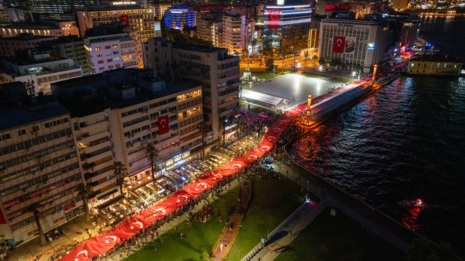 İzmir Büyükşehir Belediyesi, 29 Ekim Cumhuriyet Bayramı’nı adına yakışır bir