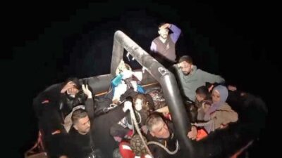 İzmir’in Çeşme ve Urla ilçeleri açıklarında, 2 lastik botta bulunan