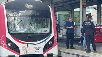 Marmaray'da Ayrılık Çeşmesi istasyonunda raylara atlayan bir kişi hayatını kaybetti.