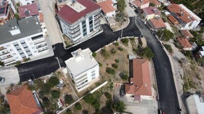Menderes Belediyesi, yeni dönemde yol çalışmalarına mola vermeden devam ediyor.