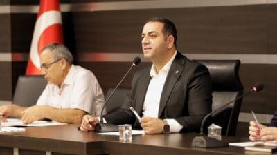 Meclis toplantısında açıklamalarda bulunan Narlıdere Belediye Başkanı Erman Uzun, sosyal