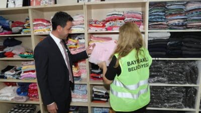 Bayraklı Belediyesi, sosyal belediyecilik uygulamaları kapsamında ihtiyaç sahibi vatandaşların kıyafet