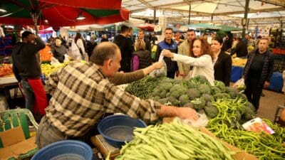 Karşıyaka Belediyesi Zabıta Müdürlüğü tarafından Bostanlı Pazar Yeri’nde rutin olarak