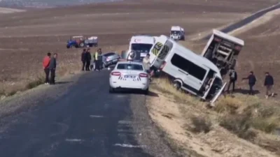 Diyarbakır'ın Sur ilçesinde öğretmenleri taşıyan servis, otomobil ve kamyonetin karıştığı