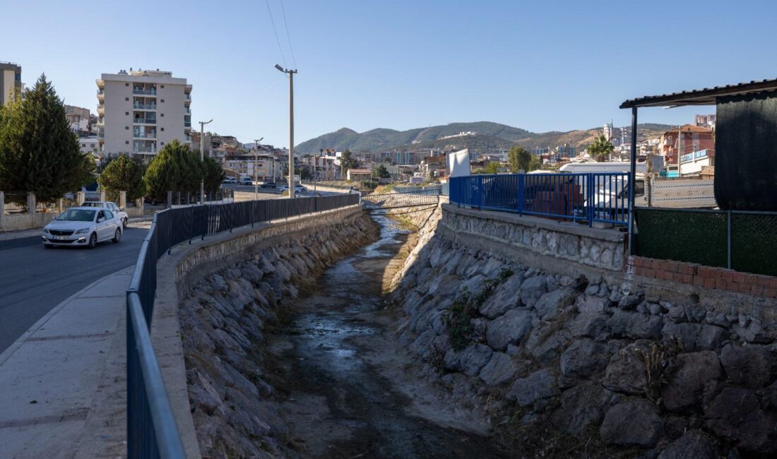 ‘Temiz Körfez’ için derelerde temizlik seferberliği İzmir Büyükşehir Belediyesi İZSU Genel Müdürlüğü, dere yataklarında temizlik çalışmalarını