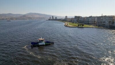 İzmir Körfezi’nin temizliği için çalışmalarını sürdüren İzmir Büyükşehir Belediyesi, 27