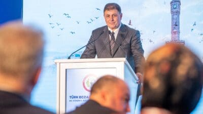 Türk Eczacılar Birliği’nin 44’üncü Dönem 2’nci Bölgelerarası Toplantısı’na katılan İzmir