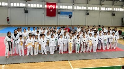 Bornova Belediyesi’nin spor okulları, geleceğin taekwondo yıldızlarını yetiştiriyor. Pınarbaşı Spor