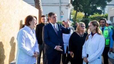 İzmir Büyükşehir Belediye Başkanı Dr. Cemil Tugay, görevine başlayan Eşrefpaşa