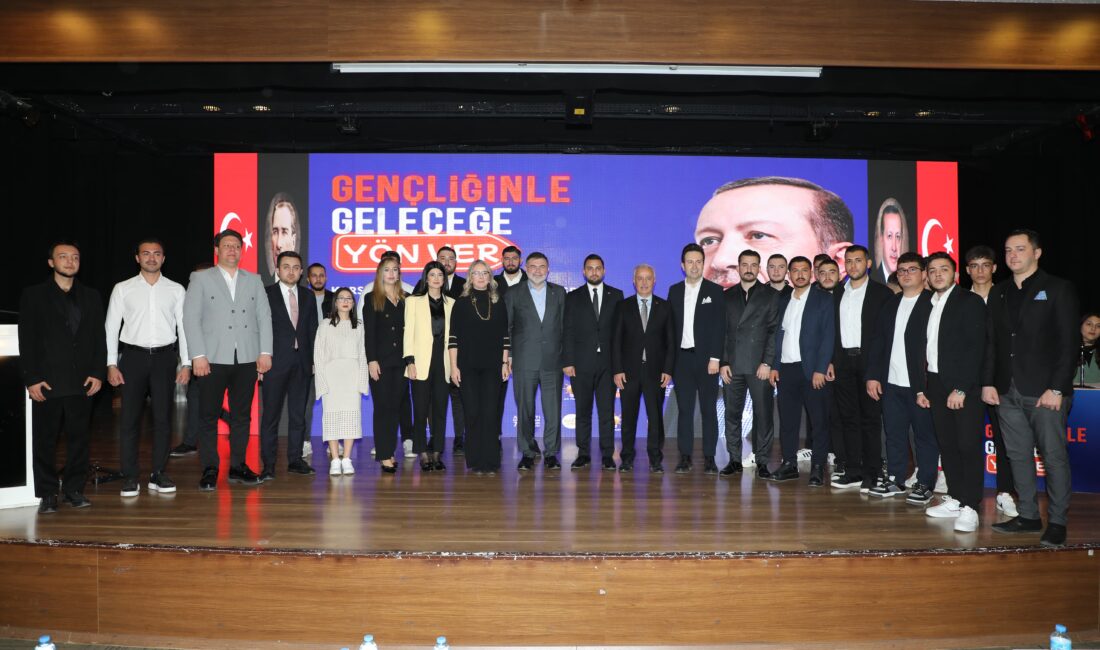 AK Parti İzmir Gençlik Kolları’nda kongre süreci Karşıyaka ile başladı.