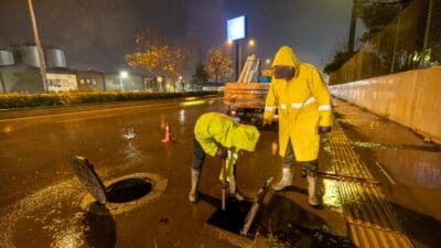 İzmir Büyükşehir Belediyesi ekipleri dün öğle saatlerinden bu yana İzmir