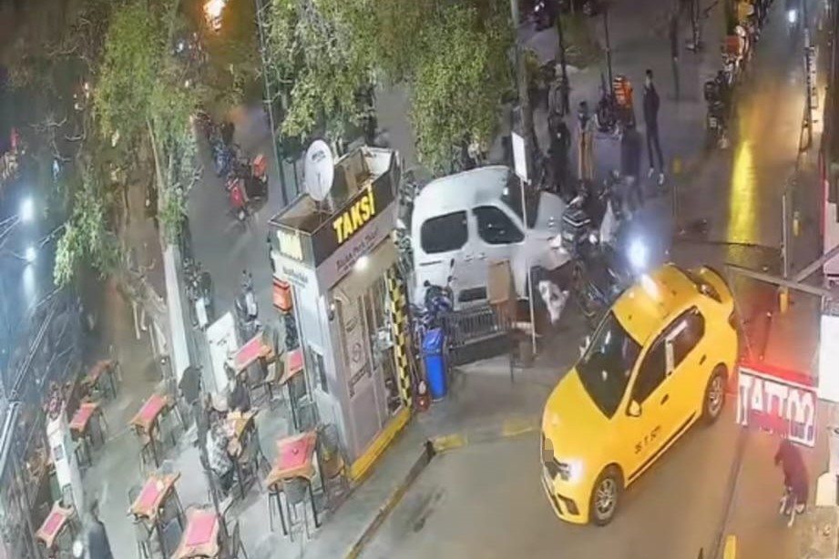 İzmir'in Bornova ilçesinde polisten kaçarken ters yöne giren sürücünün kullandığı