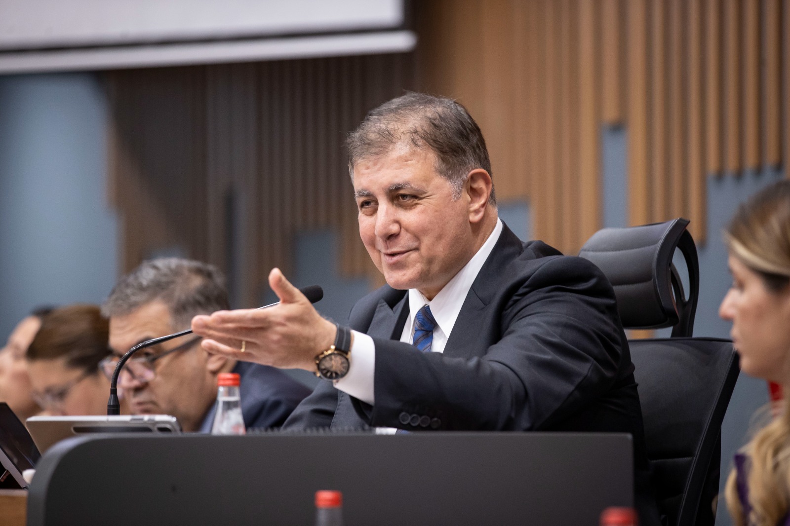 İzmir Büyükşehir Belediye Başkanı Dr. Cemil Tugay, meclis toplantısında önemli