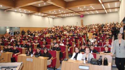 İzmir Çocuk Meclisi ilk toplantısını yaptı. Toplantının “Söz Çocukların” bölümünde
