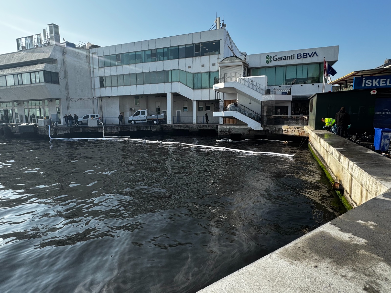 İzmir Büyükşehir Belediyesi, Karşıyaka Vapur İskelesi yakınlarında deniz yüzeyinde oluşan