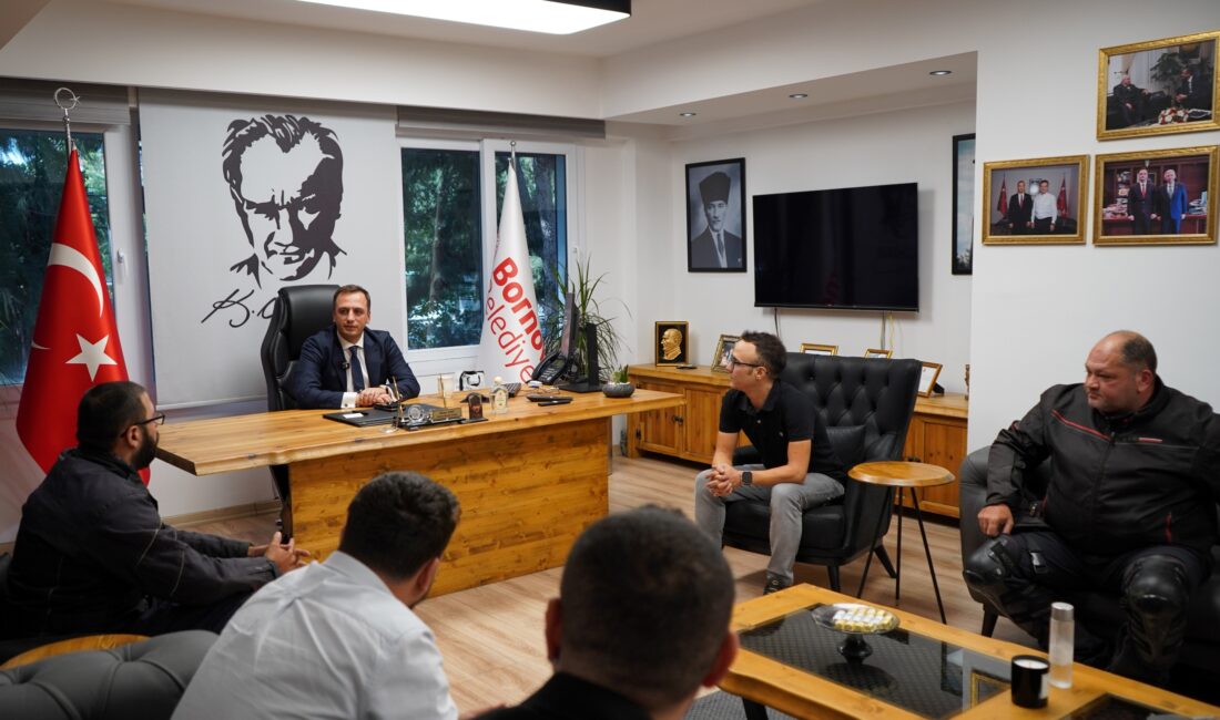 Bornova-Bayraklı Moto Kuryeler Derneği Başkanı Akın Ak ve başkan yardımcıları,
