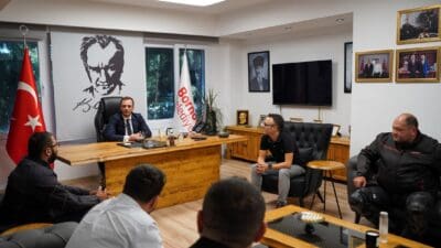 Bornova-Bayraklı Moto Kuryeler Derneği Başkanı Akın Ak ve başkan yardımcıları,