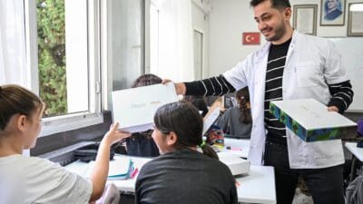 Bornova Belediyesi, gençlerin eğitimde eşit fırsatlara erişmesi için Bornova Belediyesi