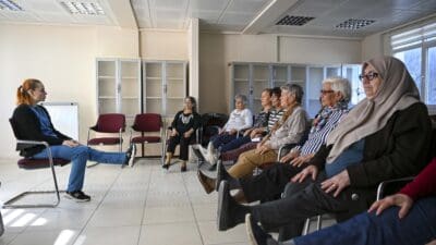 Merkezde yaş almış bireyler, hem fiziksel hem de zihinsel sağlıklarını