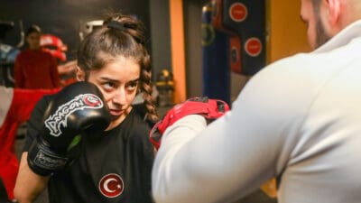 Kadına şiddete karşı harekete geçen Buca Belediyesi, kadınların savunma becerilerini