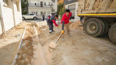 Gaziemir Belediyesi, Bülbül Sokak’ta yaşanan su taşkınlarının önüne geçmek için