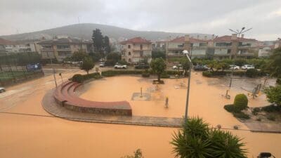 İzmir’in Çeşme ilçesinde etkili olan sağanak yağış nedeniyle yollar göle