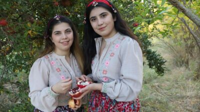 İzmir'de yaşayan ve farklı şehirlerde okudukları üniversitelerden ziraat mühendisi olarak