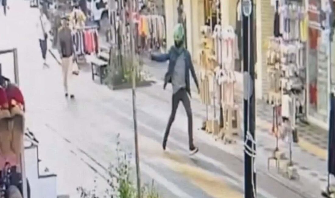 İzmir'in Kemalpaşa ilçesinde alacak meselesinden husumetli olduğu E.B.'nin (25) silahlı