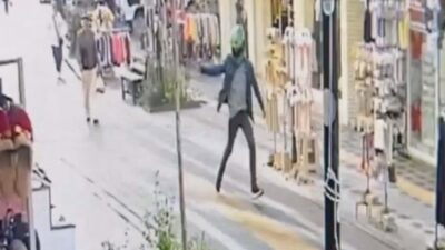 İzmir'in Kemalpaşa ilçesinde alacak meselesinden husumetli olduğu E.B.'nin (25) silahlı