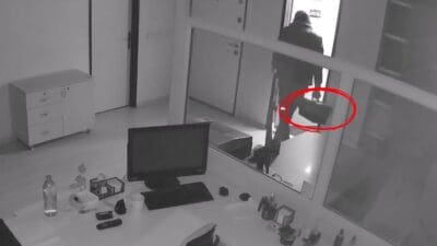 İzmir’in Konak ilçesinde bir iş yerinde taşınabilir çelik kasa ve