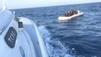 İzmir'in Seferihisar ilçesi açıklarında 14'ü çocuk 18 kaçak göçmen sahil