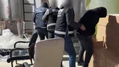 İzmir'in Menemen ilçesinde polisin bir depoya yaptığı baskında, piyasa değeri