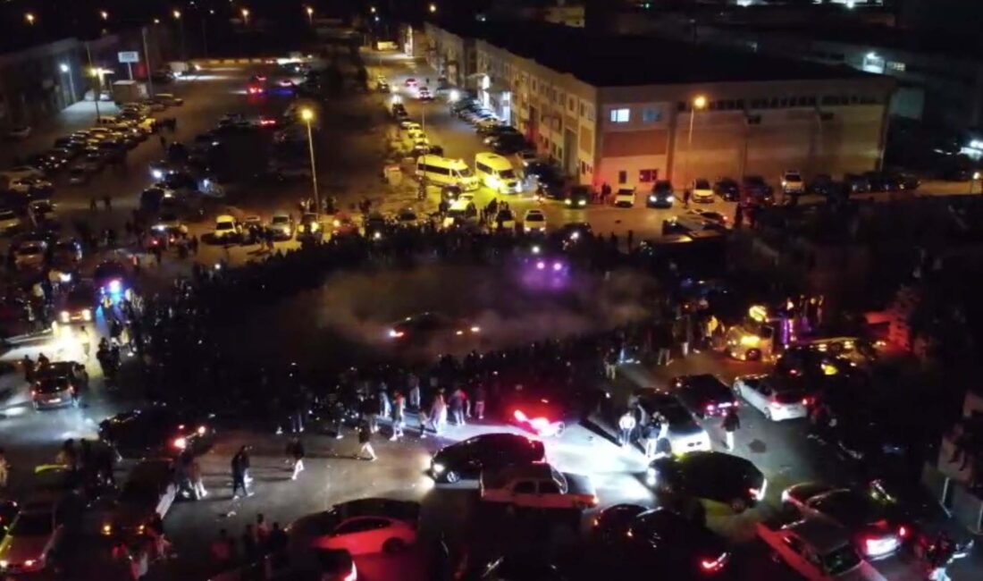 İzmir'in Bornova ilçesinde boş bir alanda bir araya gelip, drift