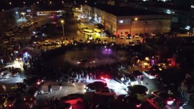 İzmir'in Bornova ilçesinde boş bir alanda bir araya gelip, drift