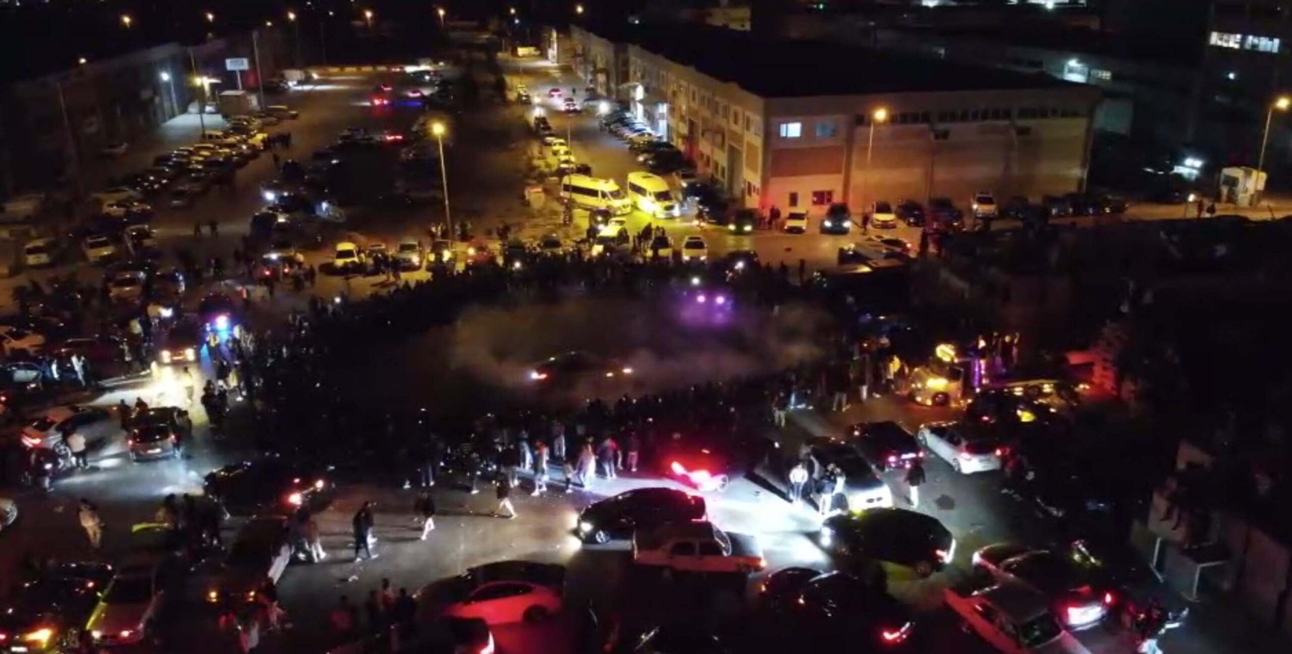 İzmir'in Bornova ilçesinde boş bir alanda bir araya gelip, drift