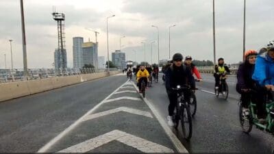 İzmir'de, Eşpedal Derneği üyeleri, '3 Aralık Dünya Engelliler Günü' kapsamında