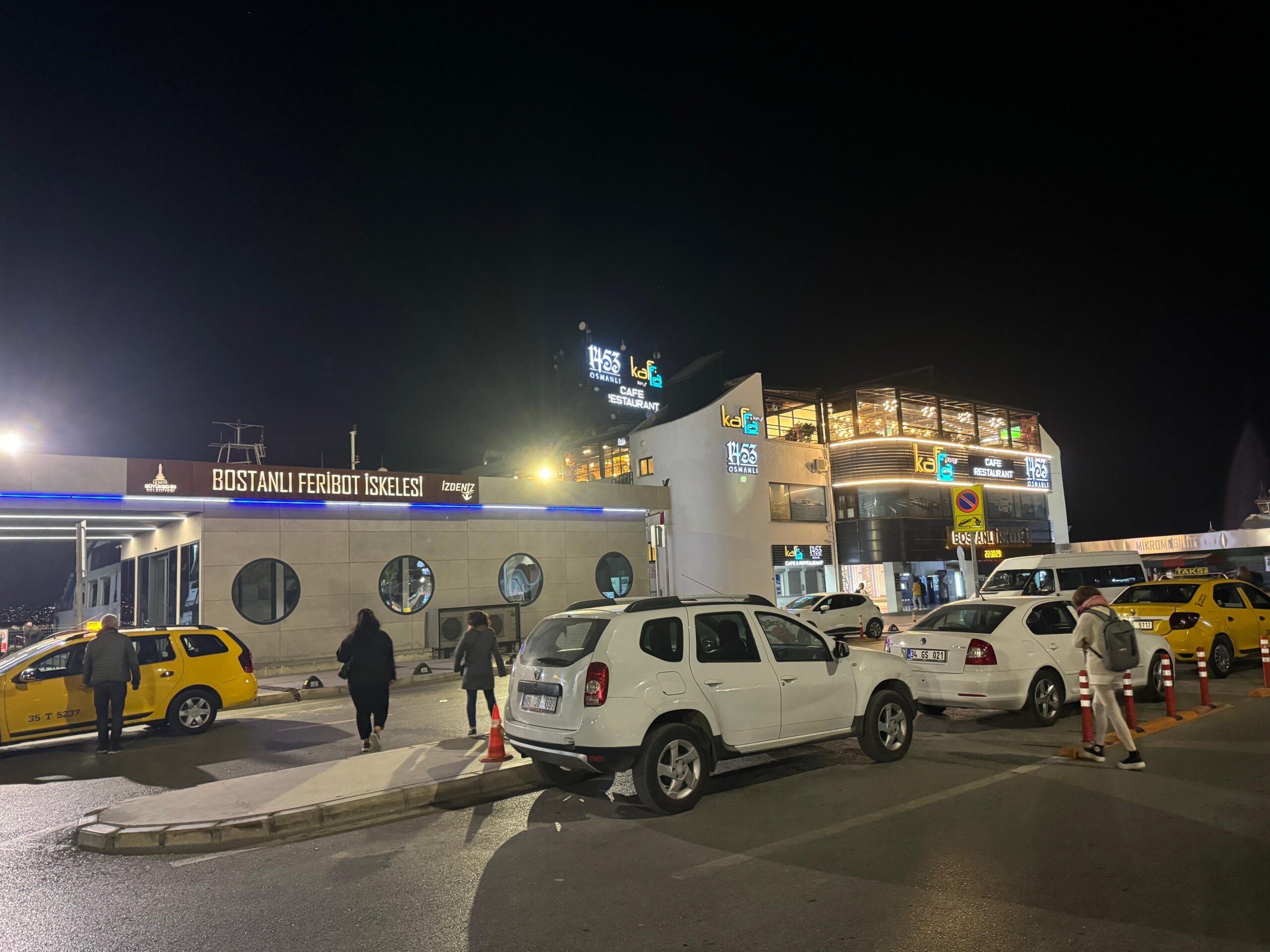 İzmir'de, Üçkuyular - Bostanlı seferini yapan 'Fethi Sekin' isimli feribotun
