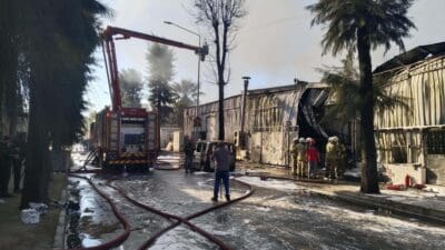İzmir'in Çiğli ilçesinde yer alan bir kimya fabrikasında çıkan yangın,