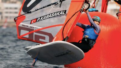 İzmirli milli sörfçüler Parla Kabasakal ve Zeynep Mavioğlu, uluslararası arenada