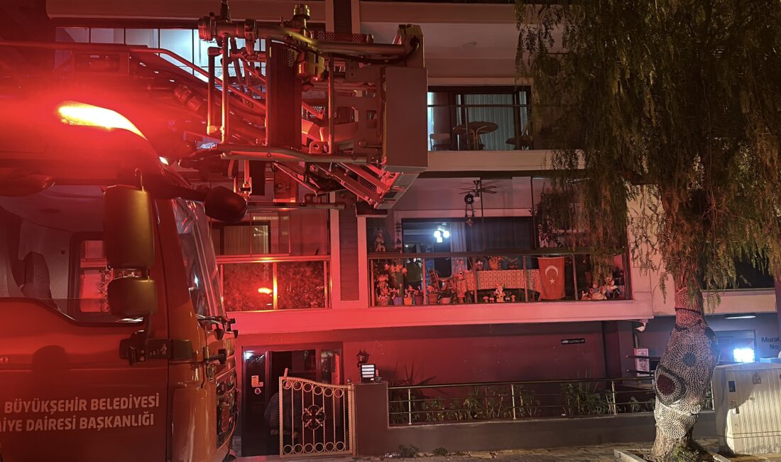 İzmir'in Karşıyaka ilçesinde, bir evde çıkan yangında 3 kişi dumandan