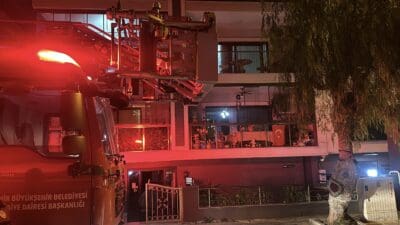 İzmir'in Karşıyaka ilçesinde, bir evde çıkan yangında 3 kişi dumandan